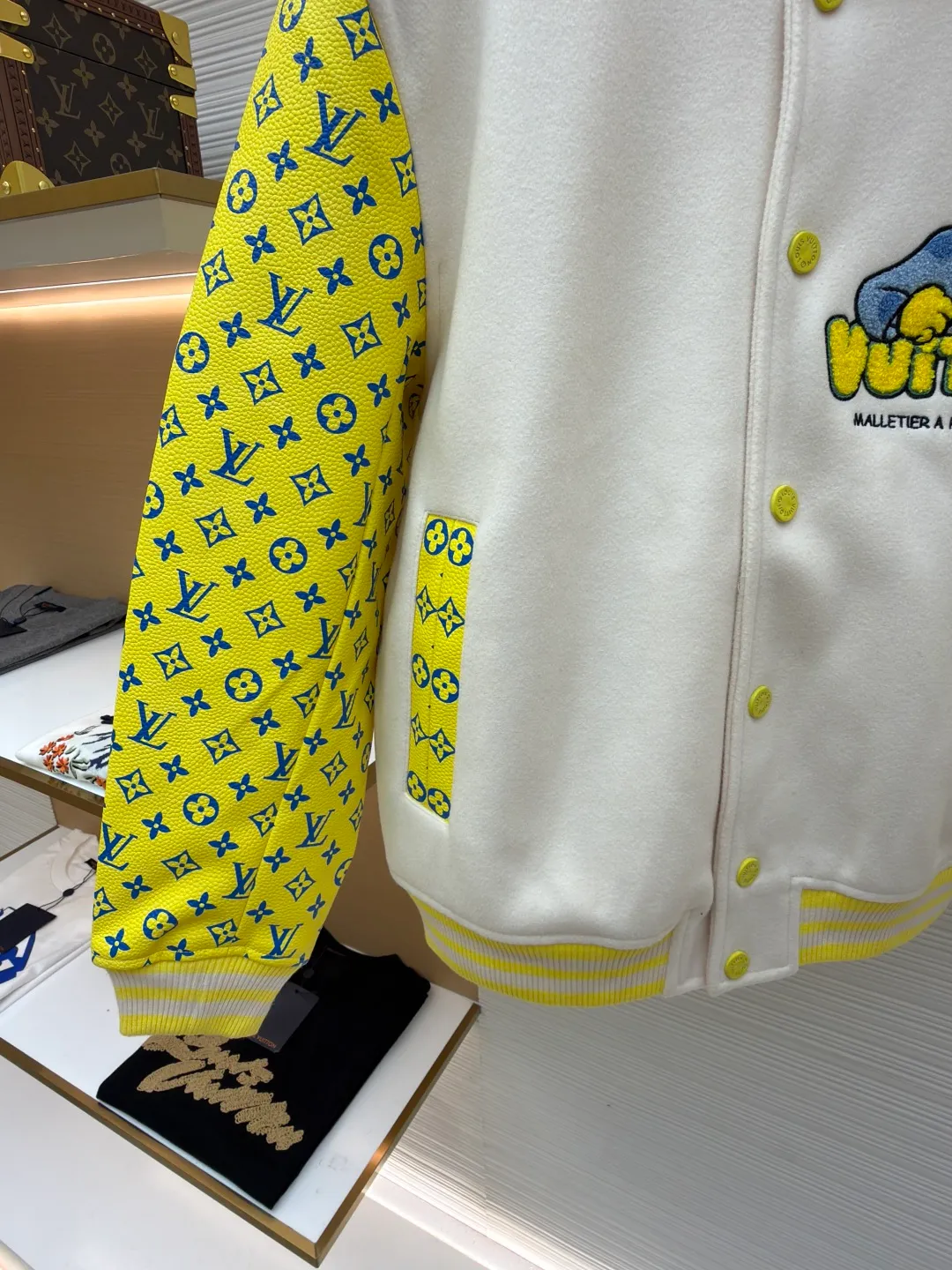 LOUIS VUITTON Cartoon polka dot dog embroidered all-over printed leather sleeves baseball jacket ●Original version: Purchased and developed by 35899 ●Item number: 1681207-C15 ●Fabric: cupro silk fabric ●Technology: embroidery process ●Color: yellow ●Version: fitted version ●Weight: about 1045 grams ●Size: S-M-L-XL ●Description: The polka-dot puppy towel stitch embroidery + cotton flat embroidery is composed of two sets of yarns of different sizes. The visual effect is more three-dimensional. It is matched with cupro silk + cotton blended lining, and is matched with a molded and customized aluminum alloy material with a logo spray-painted four-button buckle + a hanging plated back collar made of white copper and a white gold hardware chain. The sleeves are made of imported calfskin, and the back embroidery requires multiple processes to achieve the effect. The overall routing is straight and delicate, the fabric is comfortable and soft, and the colors are consistent without color difference. It can be matched with the same style to create a fashionable look and control various occasions. Customized accessories, complete with three standards, same style for men and women!